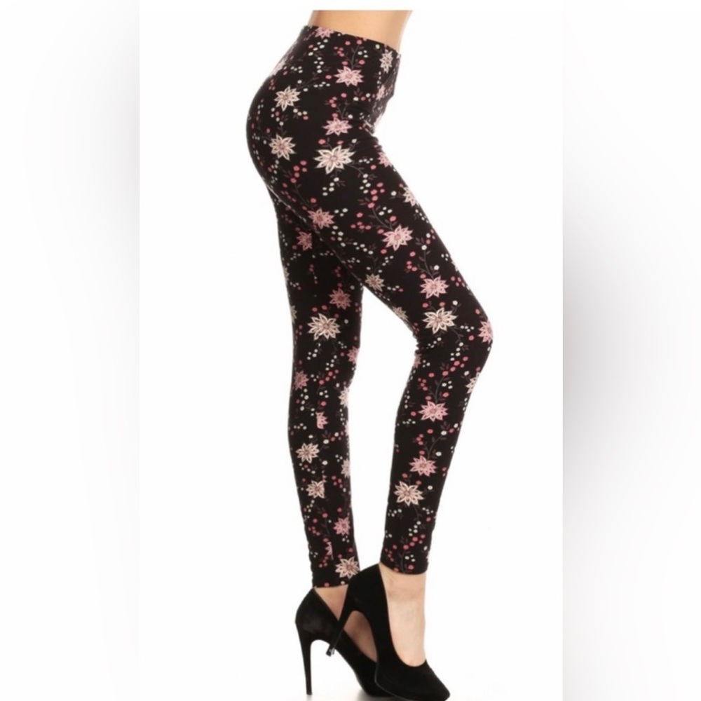Leggings: PLUS one size Fall Buttery Soft
Stretchy Trendy Leggings
